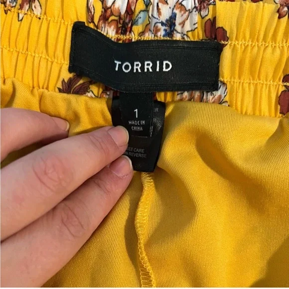 Torrid - Wide Leg Pants Yellow Floral Chiffon Semi Sheer with Short - Size 1 - Picture 6 of 8